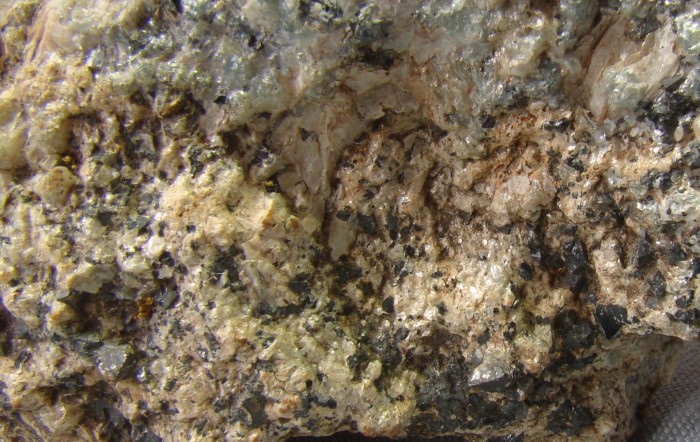 Фотография минерала Гидроталькит разн. (Гидроталькит-2H), Магнетит, Гидроталькит. Зеленцовская копь.