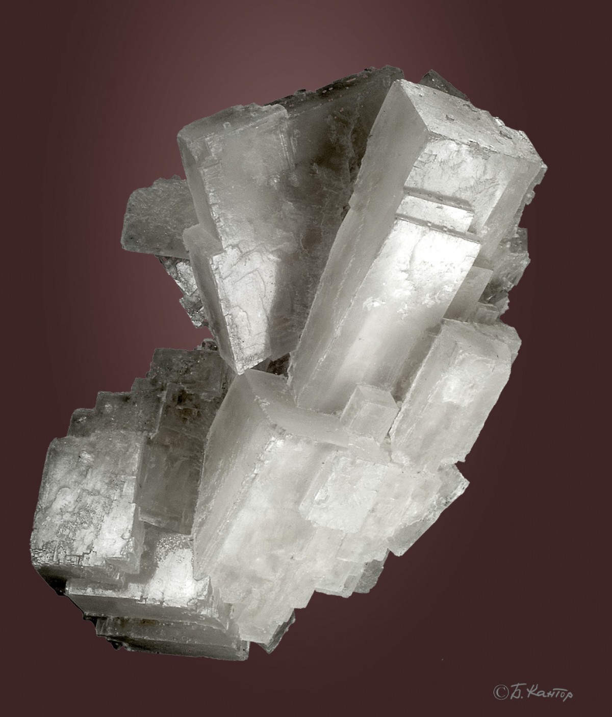 Минерал каменная соль. Каменная соль минерал галит. Минерал галит Кристаллы. Гиалит минерал. Поваренная соль это минерал галит.