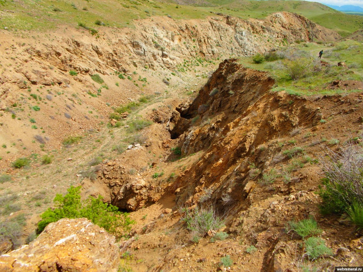 Заброшенный карьер. Фотография месторождения. Архарлы (Au-Ag) месторождение, Казахстан.