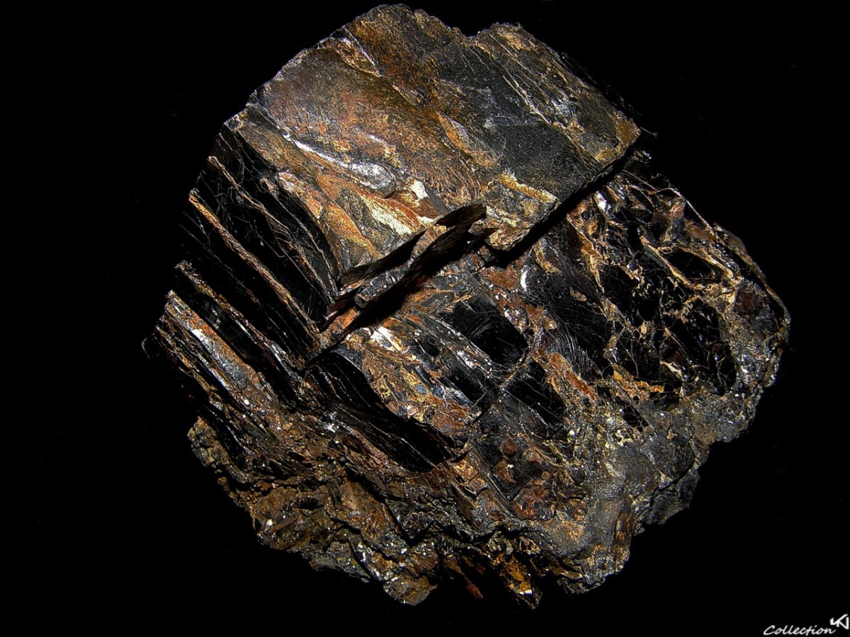 Какой камень добывают в карелии кроме шунгита. Шунгит минерал. Карельский шунгит. Шунгит порода Карелия. Шунгитовая руда.