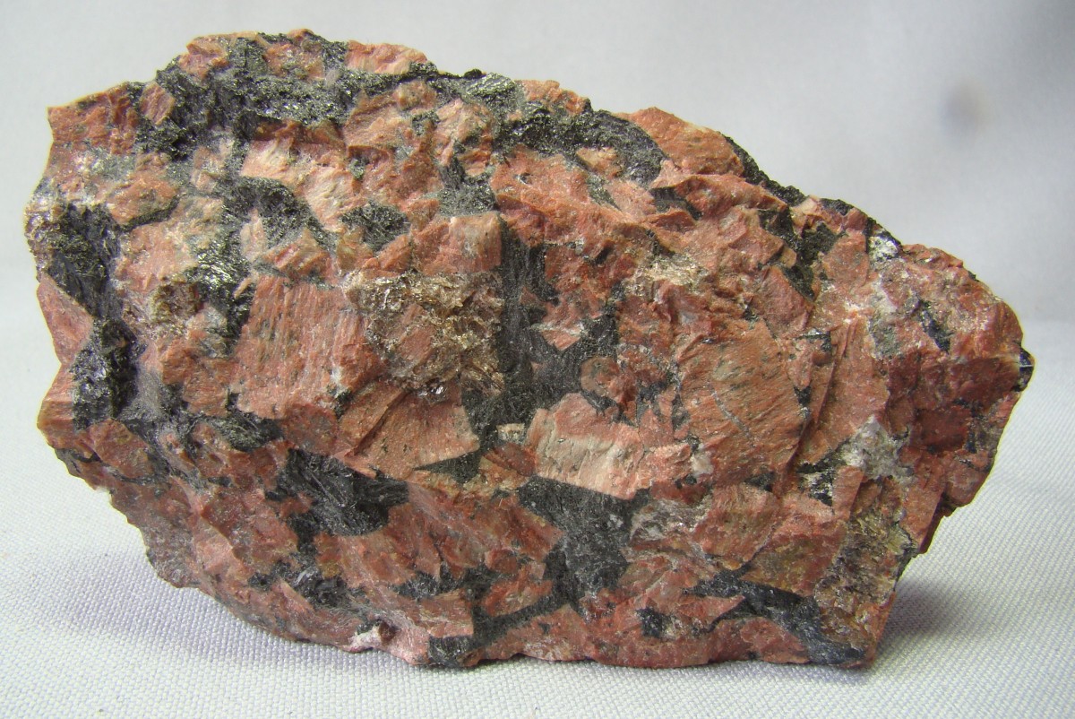 Титаномагнетит. Алланит минерал. Полевой шпат камень. Сфен минерал в породе. Титаномагнетит минерал.
