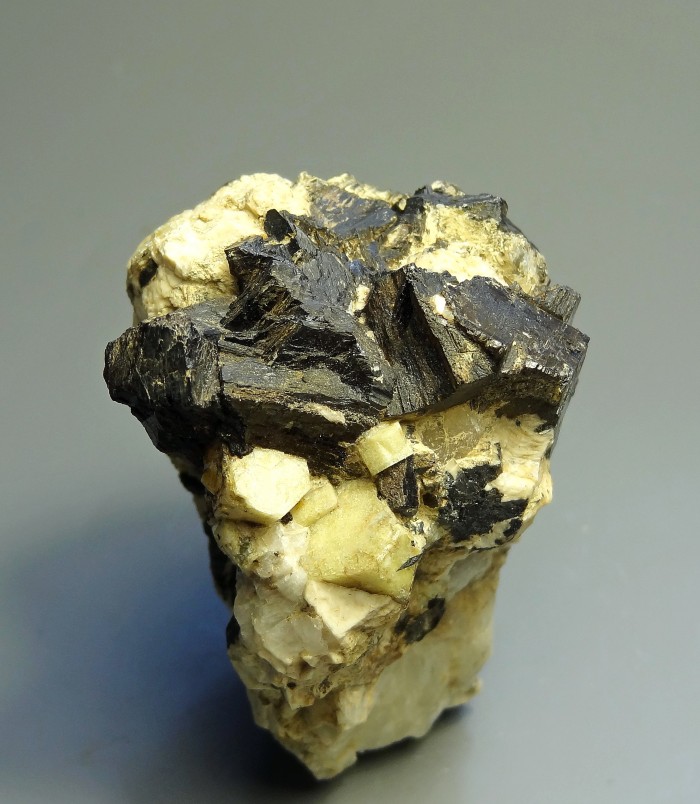 Фотография минерала Куплетскит, Натролит, Апатит. Пегматит № 47.