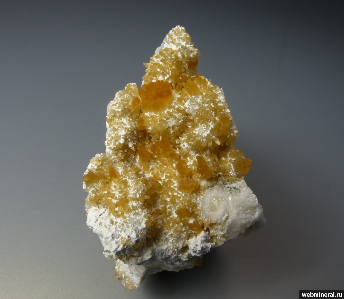 Фотография минерала Магнезит, Доломит. Железный рудник (Ковдорское (Fe) месторождение).