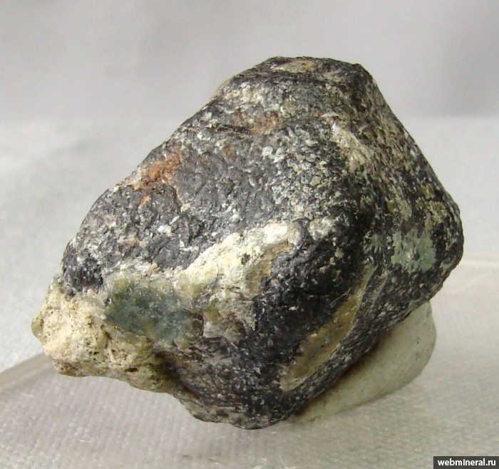 Фотография минерала Магнезиохромит, Серпентин. Морковкинское (Cr) рудопроявление.