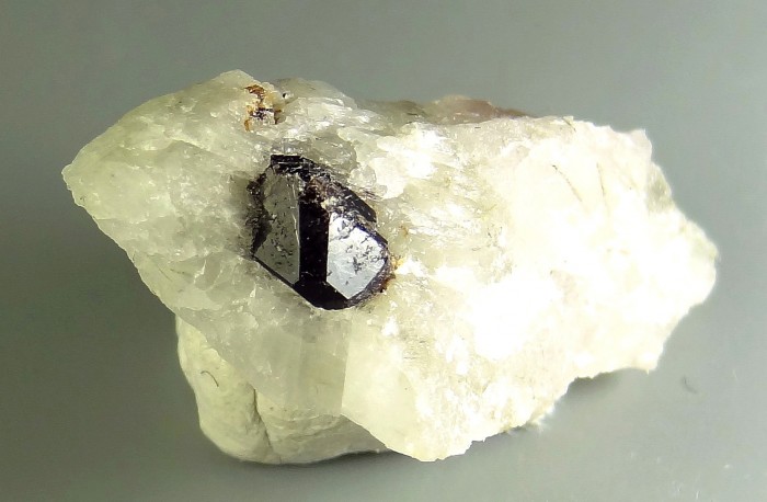 Фотография минерала Капустинит, Микроклин. Палитра пегматит.