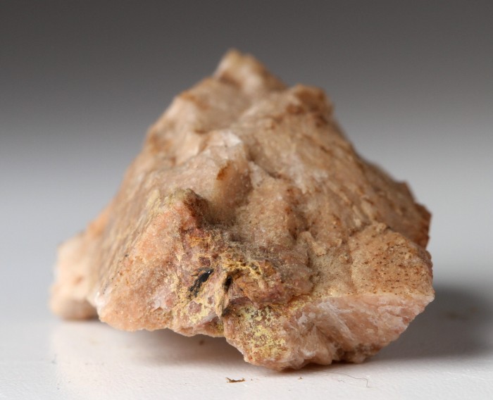 Фотография минерала Эвксенит-(Y), Ортоклаз. Золотая гора месторождение.