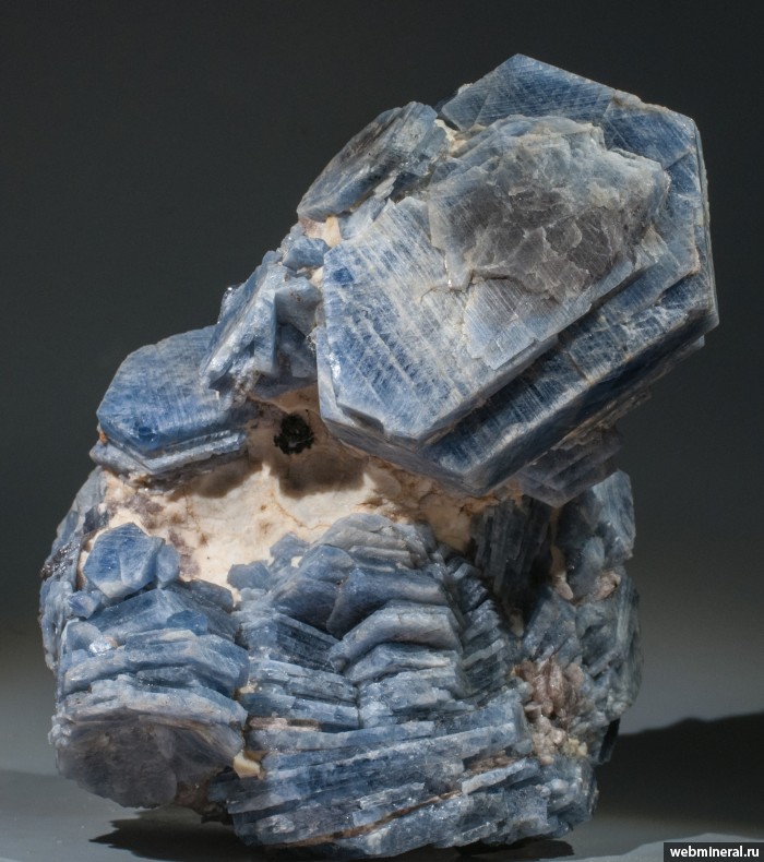 Фотография минерала Корунд, Колумбит-(Fe), Полевой шпат. Копь № 298.