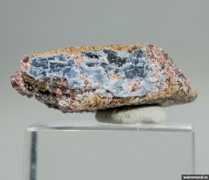 Фотография минерала Кианит, Ставролит, Альмандин. Хит-остров (месторождение корунда).
