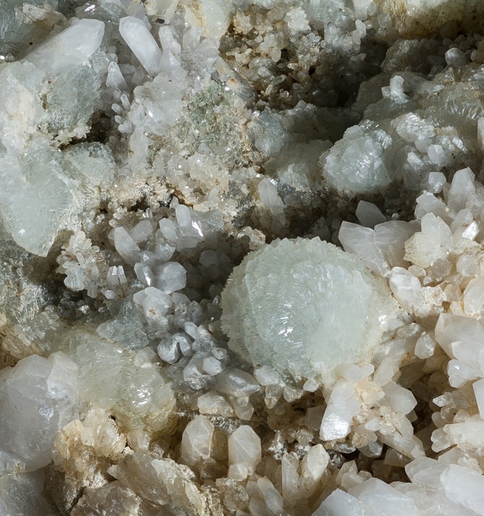 Фотография минерала Пренит, Кварц. Леменский вулканогенный комплекс.