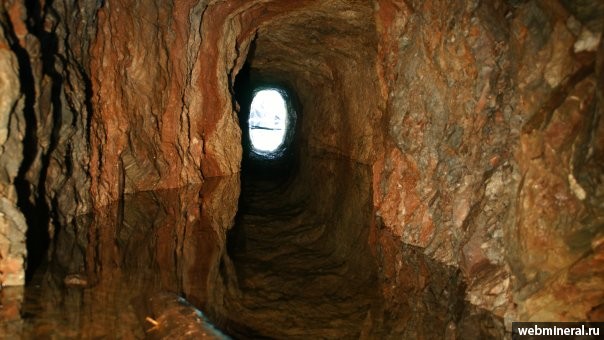 Выход из гавной штольни Рогосельги. Фотография месторождения. Рогосельга рудник, Карелия, Россия.