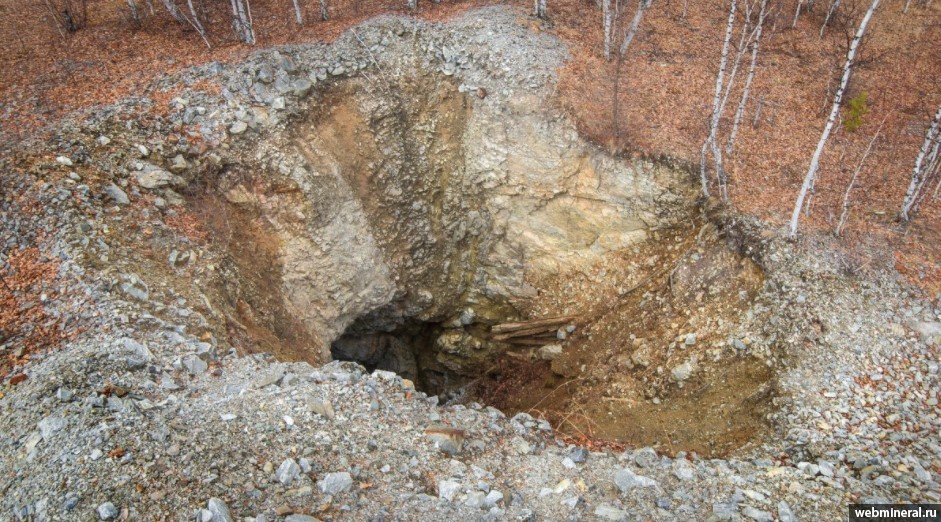 Одна из заброшенных шахт месторождения. . Минералы и месторождения. webmineral.ru