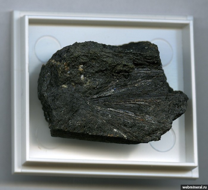 Фотография минерала Наталиит, Халькопирит, Клаусталит, Роскоэлит. Средняя Падма (U,V) месторождение.