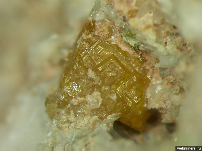 Фотография минерала Вульфенит, Форнасит, Барит, Кальцит. Алмалыкский рудный район.