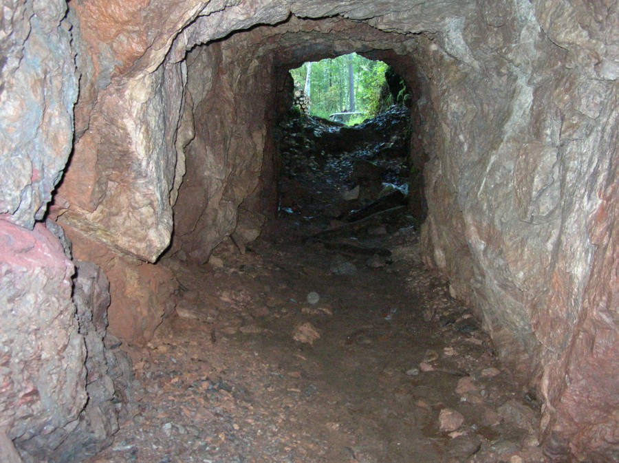 Вид из штольни. Фотография месторождения. Рогосельга рудник, Карелия, Россия.