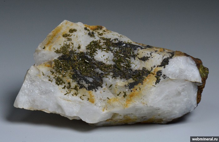 Фотография минерала Пироморфит, Кварц. Суховяз гора.