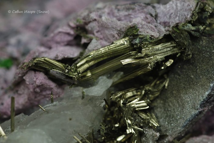 Фотография минерала Миллерит, Титанит. Главное Сарановское (Cr) месторождение.