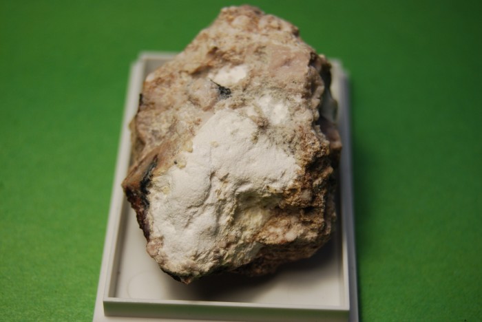 Фотография минерала Маунтинит, Ломоносовит, Нарсарсукит, Натролит, Раит. Юбилейная пегматитовая залежь.