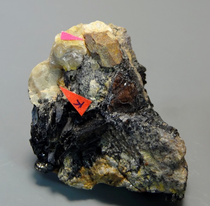 Фотография минерала Монацит-(Ce), Ксенотим-(Y), Циннвальдит. Плоская гора.