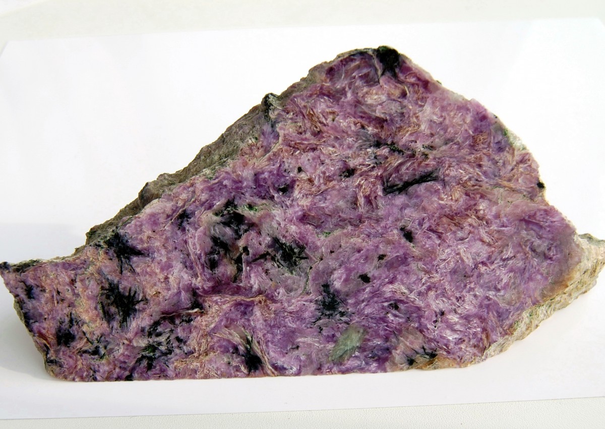 Чароит минерал. Камень Байкала чароит. Чароит-кварц-эгириновой породы. Фиолетовый минерал чароит.