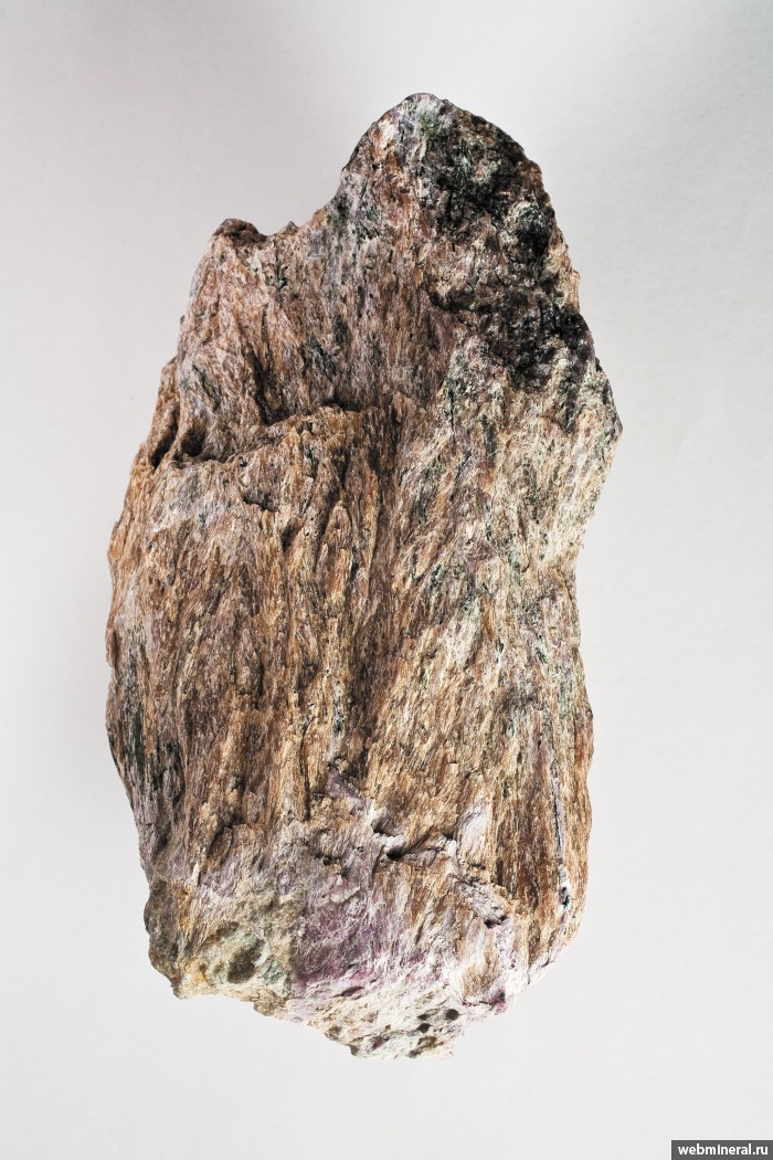 Фотография минерала Токкоит, Чароит, Эгирин. Сиреневый камень месторождение.