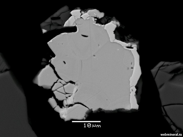 Фотография минерала Луккулайсваараит, Клинохлор, Халькопирит, Мончеит, Туламинит. Луккулайсваара массив.