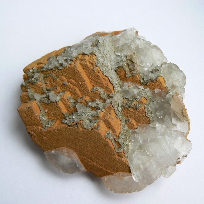 Фотография минерала Гизингерит, Кальцит, Флюорит, Пирит, Лимонит. 2-й Советский рудник.