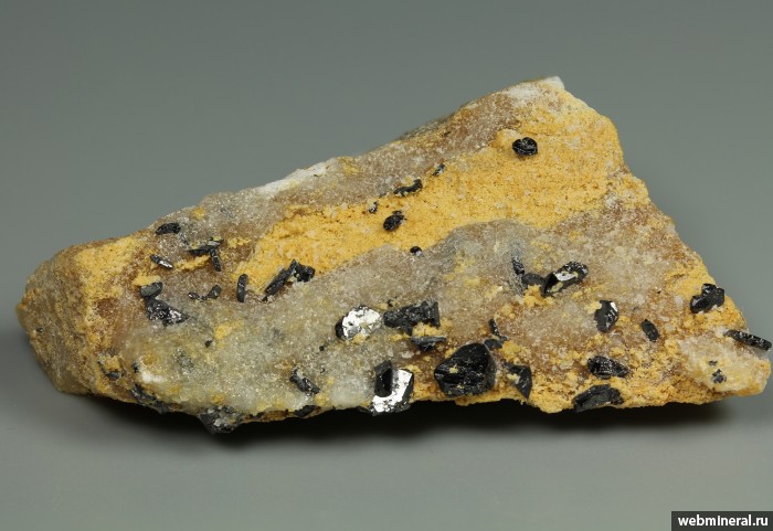 Фотография минерала Гейкилит, Флогопит, Кальцит. Полиметаллическое рудопроявление.