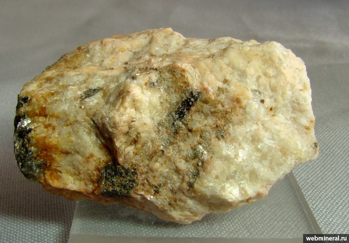Фотография минерала Эвксенит-(Y). Слюдяногорское месторождение мусковита.