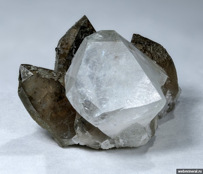 Фотография минерала Топаз, Дымчатый кварц. Забытое (W-Sn) месторождение.