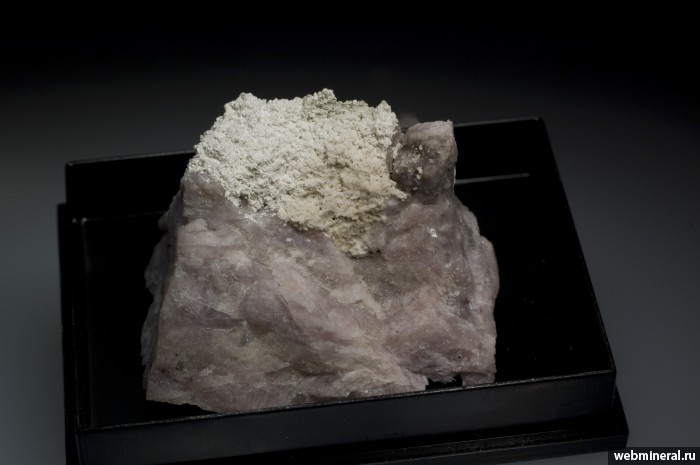 Фотография минерала Макатит, Уссингит. Шкатулка пегматит.