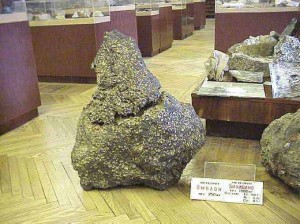 Метеорит (палласит). Омолон метеорит. Минералы и месторождения. webmineral.ru