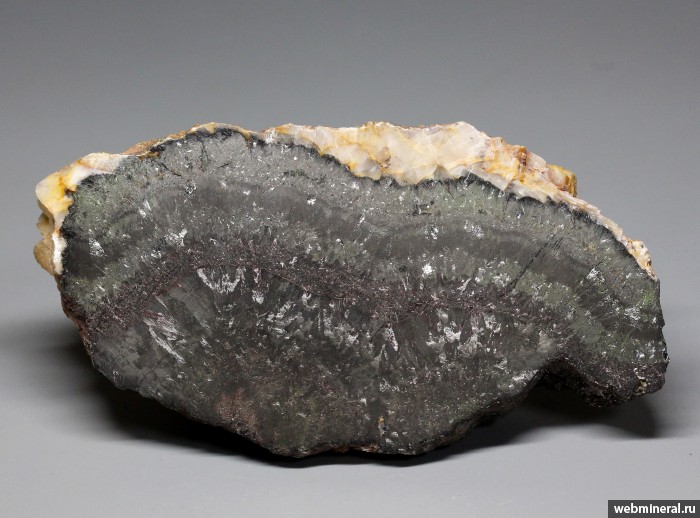 Фотография минерала Гематит, Кальцит. Абагасское (Fe) месторождение.