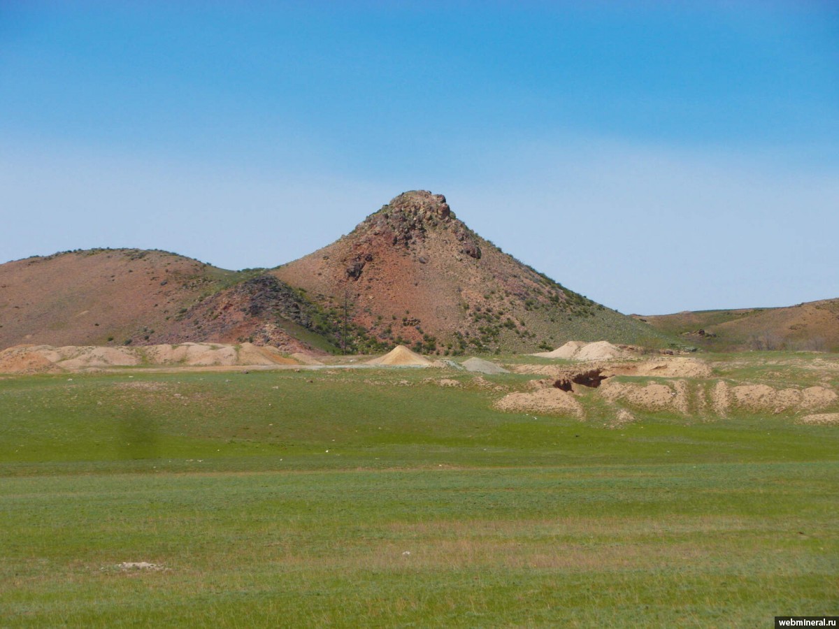 Останец вулканических пород пермского возраста в окрестностях месторождения.. Фотография месторождения. Архарлы (Au-Ag) месторождение, Казахстан.