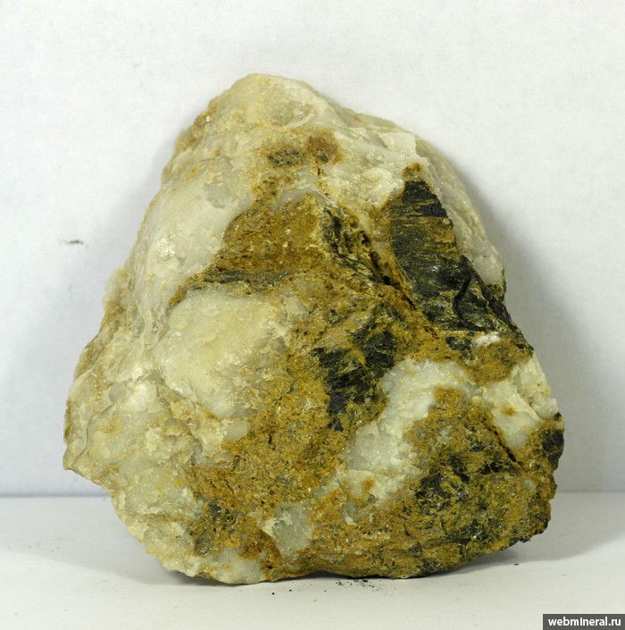 Фотография минерала Цзисянит, Кварц, Шеелит, Гюбнерит. Бом-Горхонское (W) месторождение.