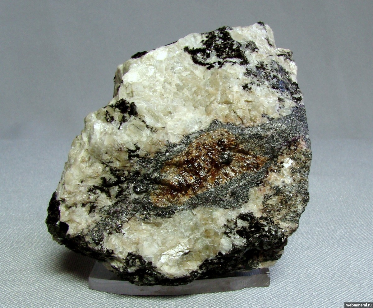Титаномагнетит. Ильменит минерал. Титанит нефелин эгирин. Ильменит минерал необработанный. Апатит-ильменит-титаномагнетитовые.