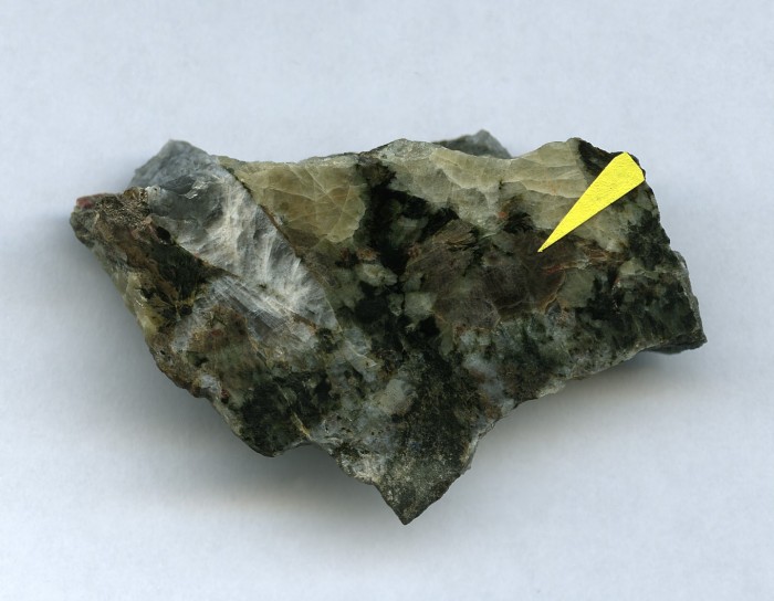 Фотография минерала Владыкинит, Лампрофиллит, Эгирин, Кальсилит, Эвдиалит. Таусонитовая горка.