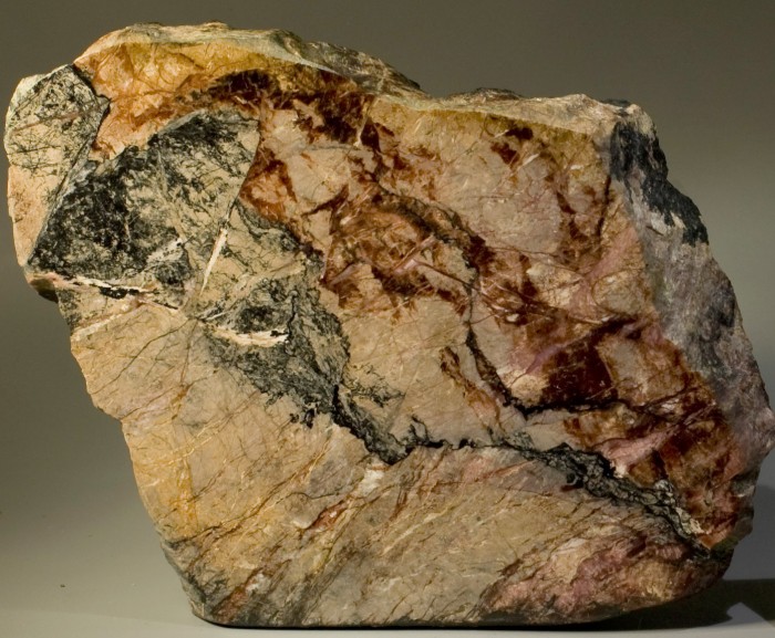 Фотография минерала Кариопилит, Бементит, Тефроит. Парнокское (Mn-Fe) месторождение.