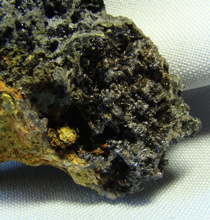 Фотография минерала Моттрамит, Крокоит, Биндгеймит, Вокеленит. Крокоитовый шурф.