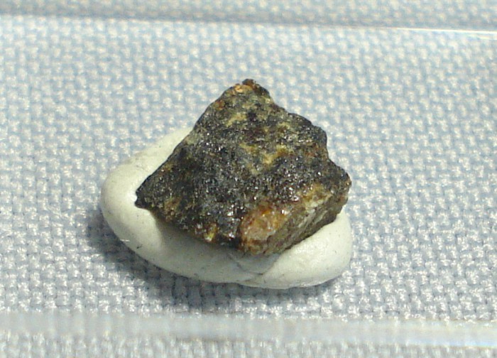 Фотография минерала Алланит-(La). Мочалин лог.