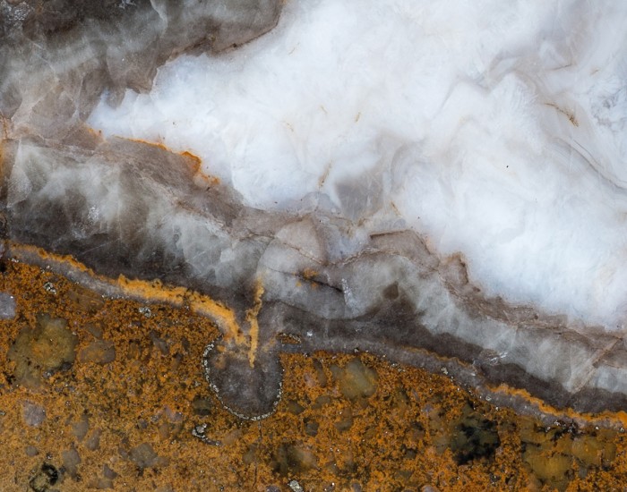 Фотография минерала Кварц разн. (Агат), Кварц, Кальцит, Пирит. Леменский вулканогенный комплекс.