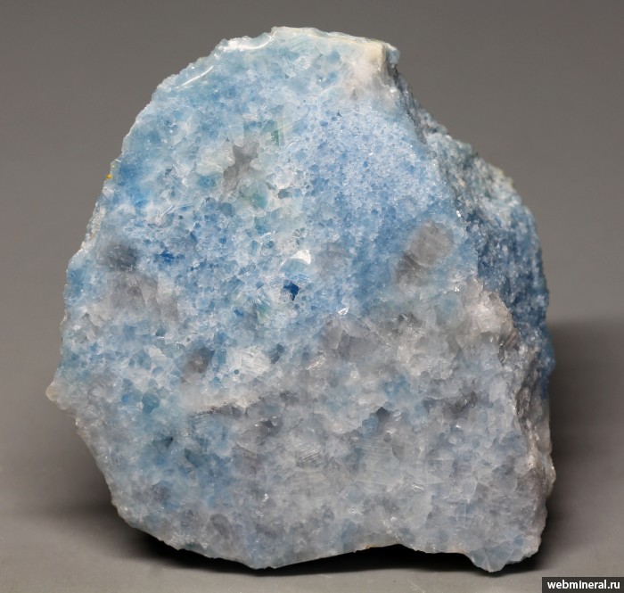 Фотография минерала Диопсид разн. (Голубой диопсид), Волластонит. Снежный участок.