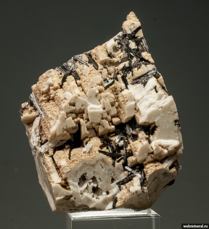 Фотография минерала Калиевый полевой шпат, Лоренценит. Пик Марченко.