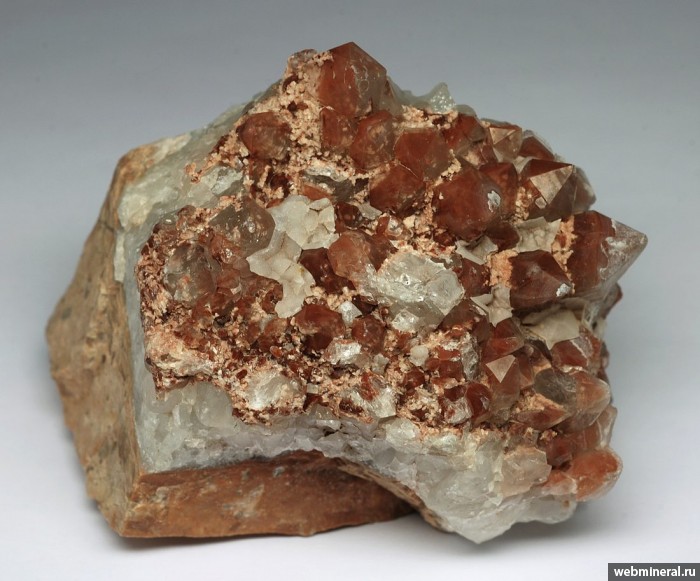Кварцит порода происхождение. Кварц халцедон. Кварцит минерал. Мелкокристаллический кварц. Кварц и кварцит.