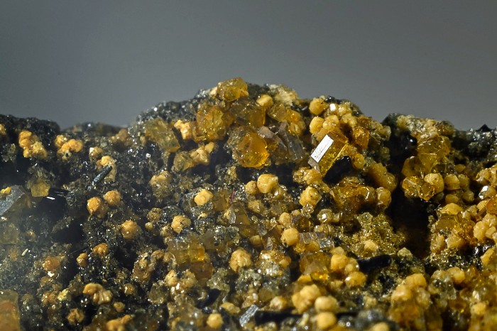 Фотография минерала Кальциоилерит , Кузьменкоит-Mn. Кузьменкоитовая точка.
