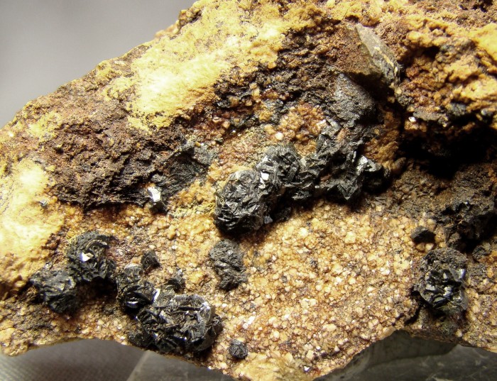 Фотография минерала Гётит, Альбит. Титановый шурф.