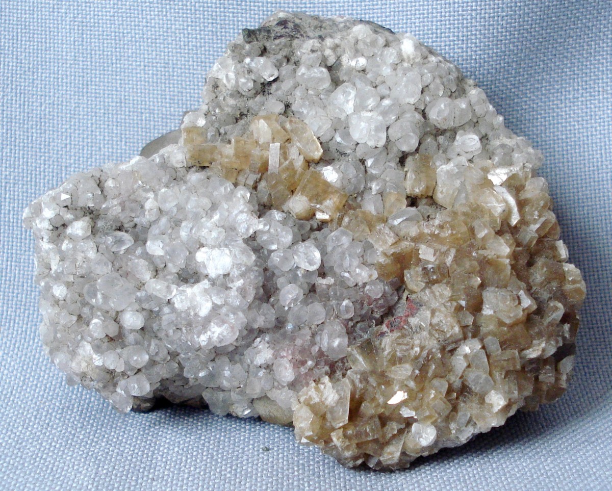 Кипящие камни. Цеолит гейландит. Гейландит минерал. Лейцит минерал. Высококремнеземистые цеолиты.