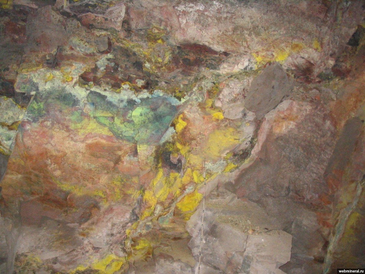 Вторичные минералы урана и молибдена на стенке подземной горной выработки. Фотография месторождения. Октябрьское (U) месторождение, Забайкалье, Россия.