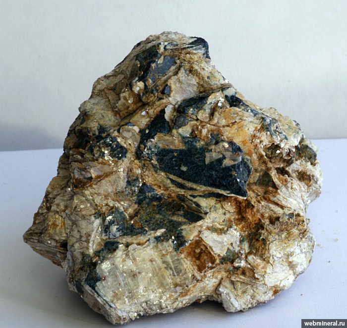 Фотография минерала Лазулит, Маргарит, Диаспор. Нижне-Ичетуйское месторождение.