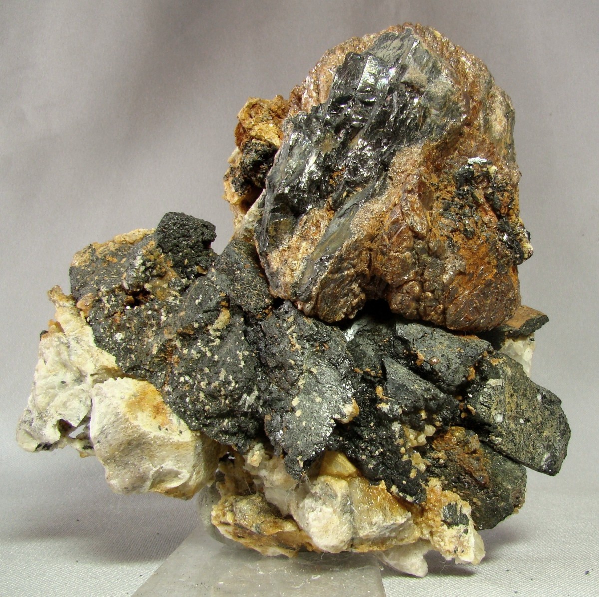 Титаномагнетит. Ильменит – титанистый Железняк минерал. Эгирин-Авгит. Эгирин камень. Эгирин Авгит камень.