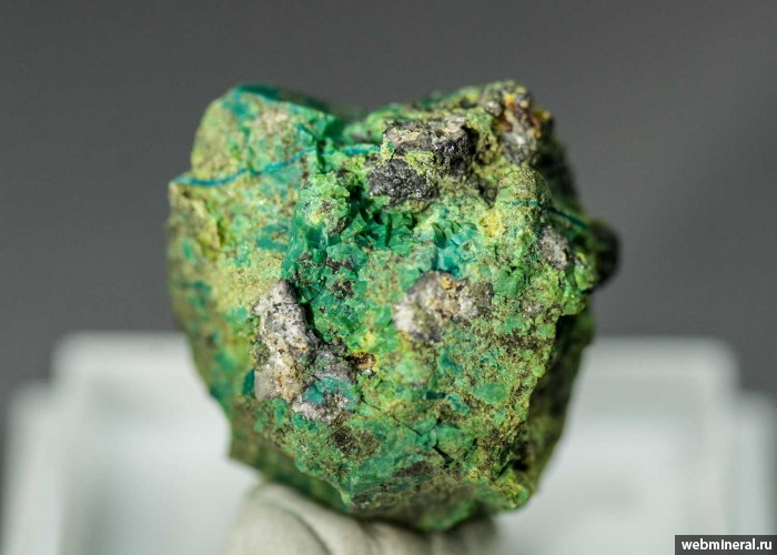 Фотография минерала Миметит, Хризоколла. Агинское (Cu-Pb-Zn) месторождение.
